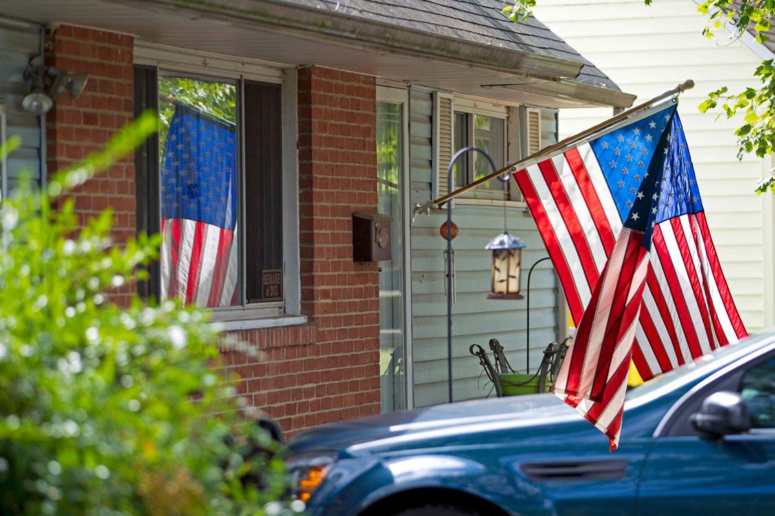 Hayodo 1.25-inch option clip fits flags with grommets up to 1.25 inches.