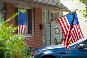 Hayodo 1.25-inch option clip fits flags with grommets up to 1.25 inches.