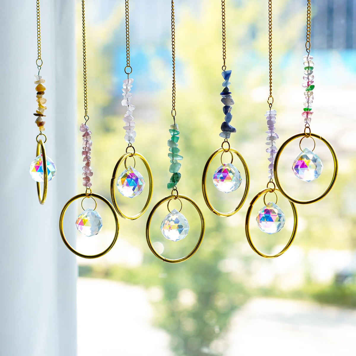 HDCRYSTALGIFTS gold chain S-hook hanging showcases shimmering light patterns.