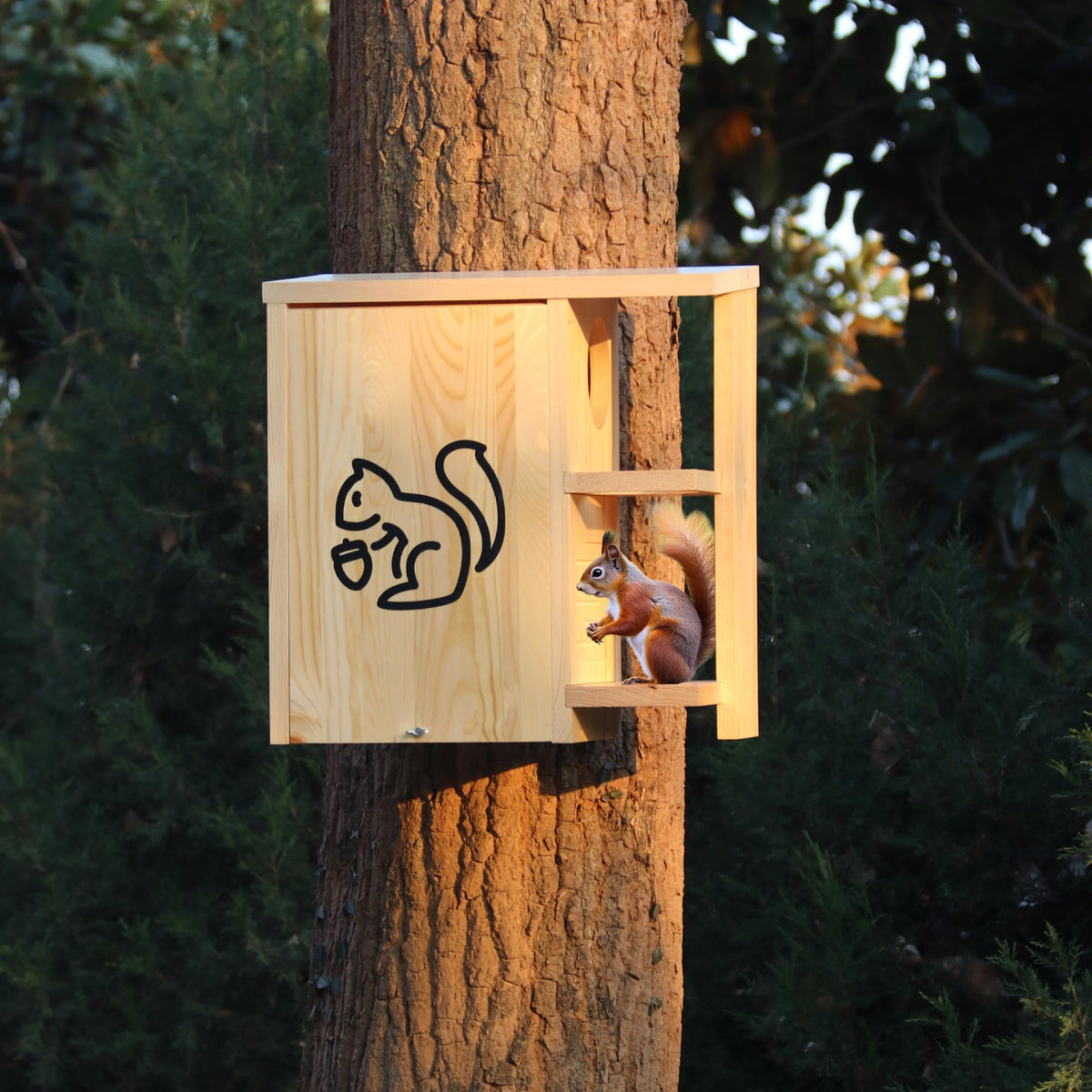 HEILFNL outdoor squirrel house with springboard porch for playful access