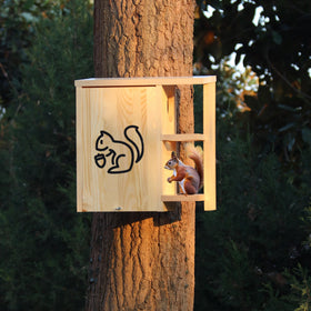 HEILFNL outdoor squirrel house with springboard porch for playful access