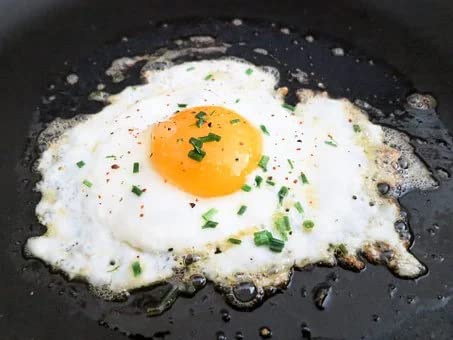 Cast iron durability showcased by Hisencn griddle during grilling
