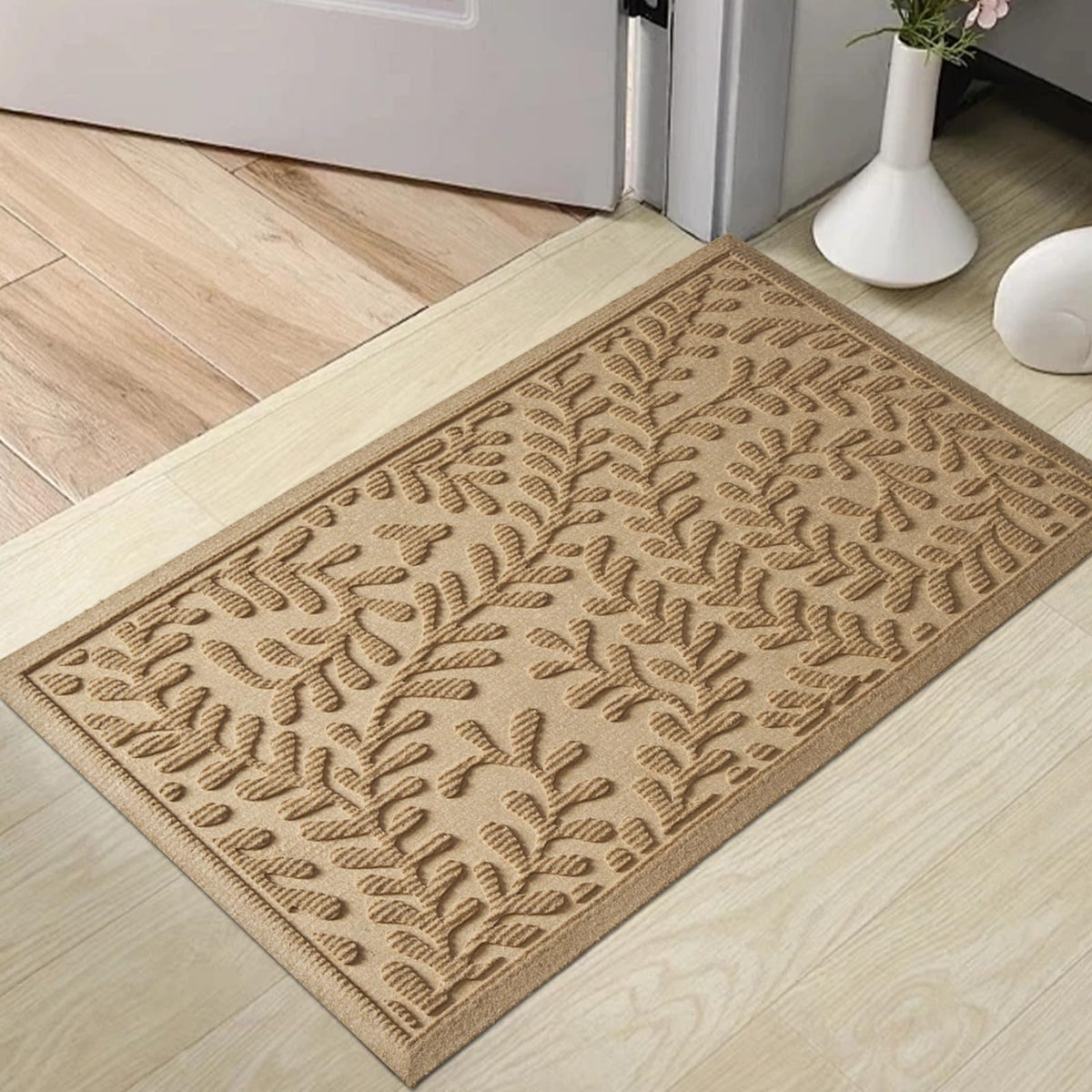 HIYARD Front Door Mat with absorbent dirt-trapping action keeps entryways cleaner.