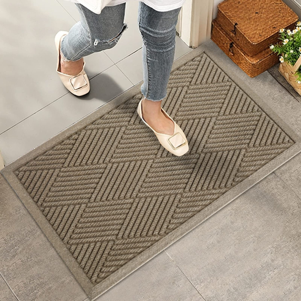 HIYARD sturdy front door mat absorbent surface traps moisture from footwear, keeping floors drier