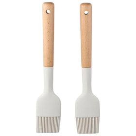hobbyme oil brush with wooden handle for precise basting.