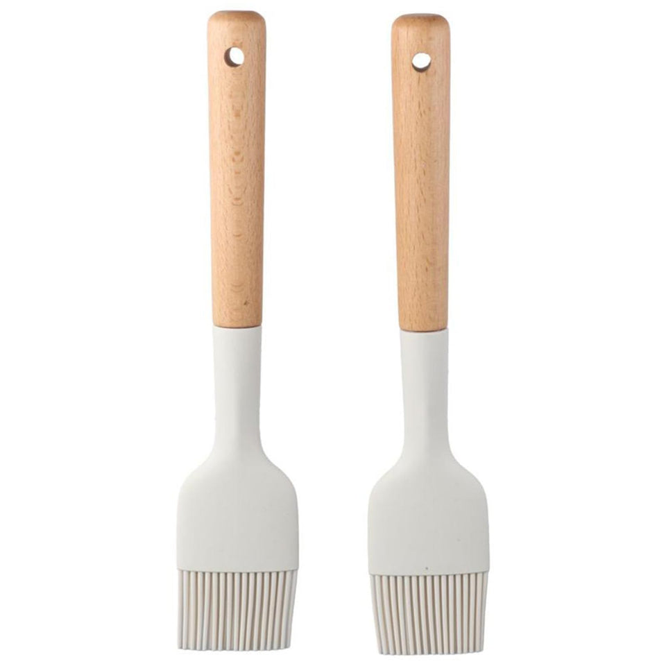 hobbyme oil brush with wooden handle for precise basting.
