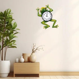HOBYLUBY frog outdoor clock on patio as charming decor and timekeeping