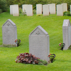 Hoemwarm garden memorial card—elegant symbol of remembrance for loved ones.