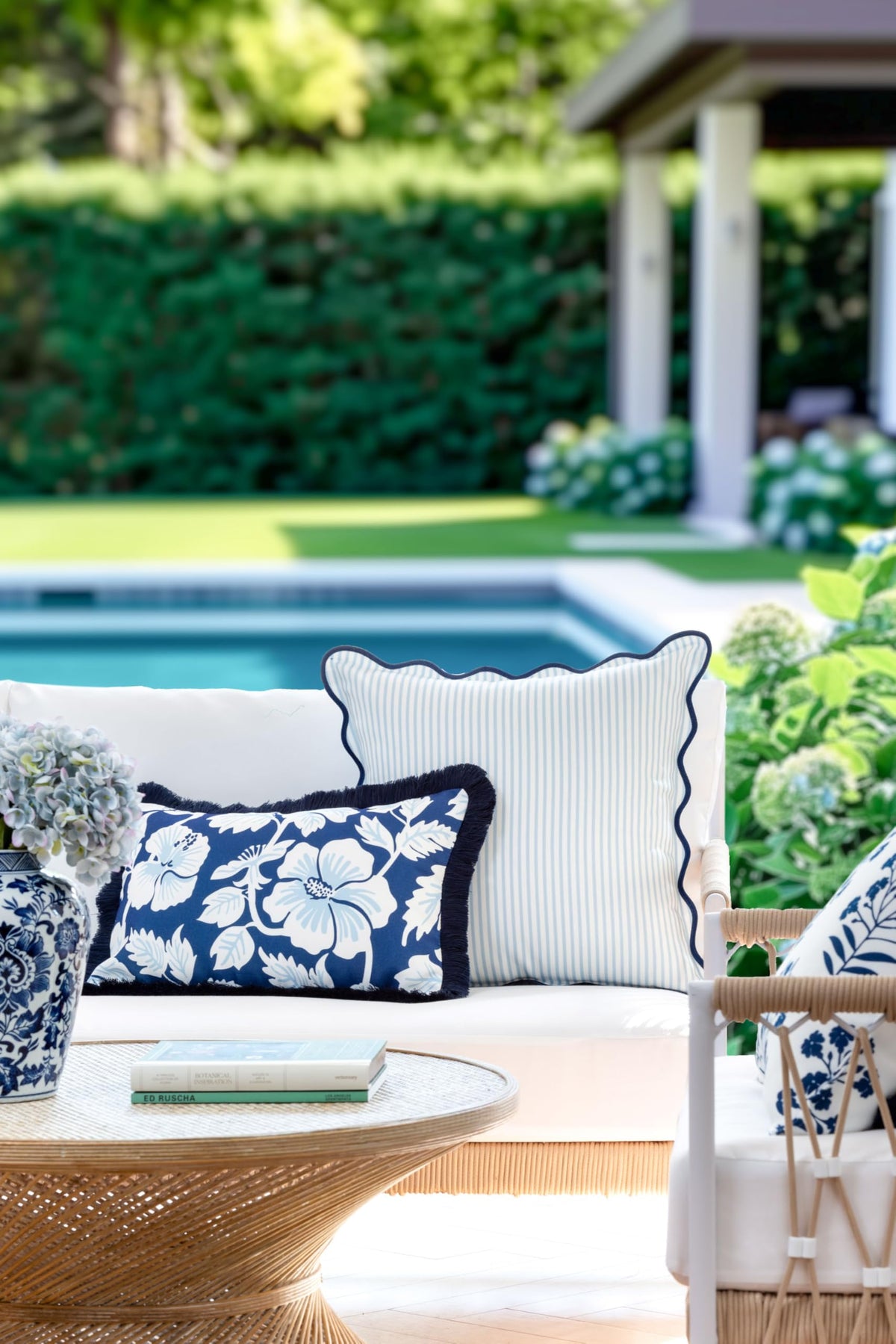 Hofdeco Premium pillow cover with navy scalloped edge for refined coastal style
