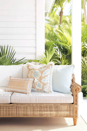 Hofdeco Premium scalloped-edge cover with white trim for elegant coastal flair