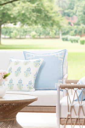 Hofdeco Premium coastal 18x18 pillow cover back view enhances cohesive decor.