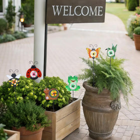 Hogardeck bee pinwheel enhances backyard charm in breeze