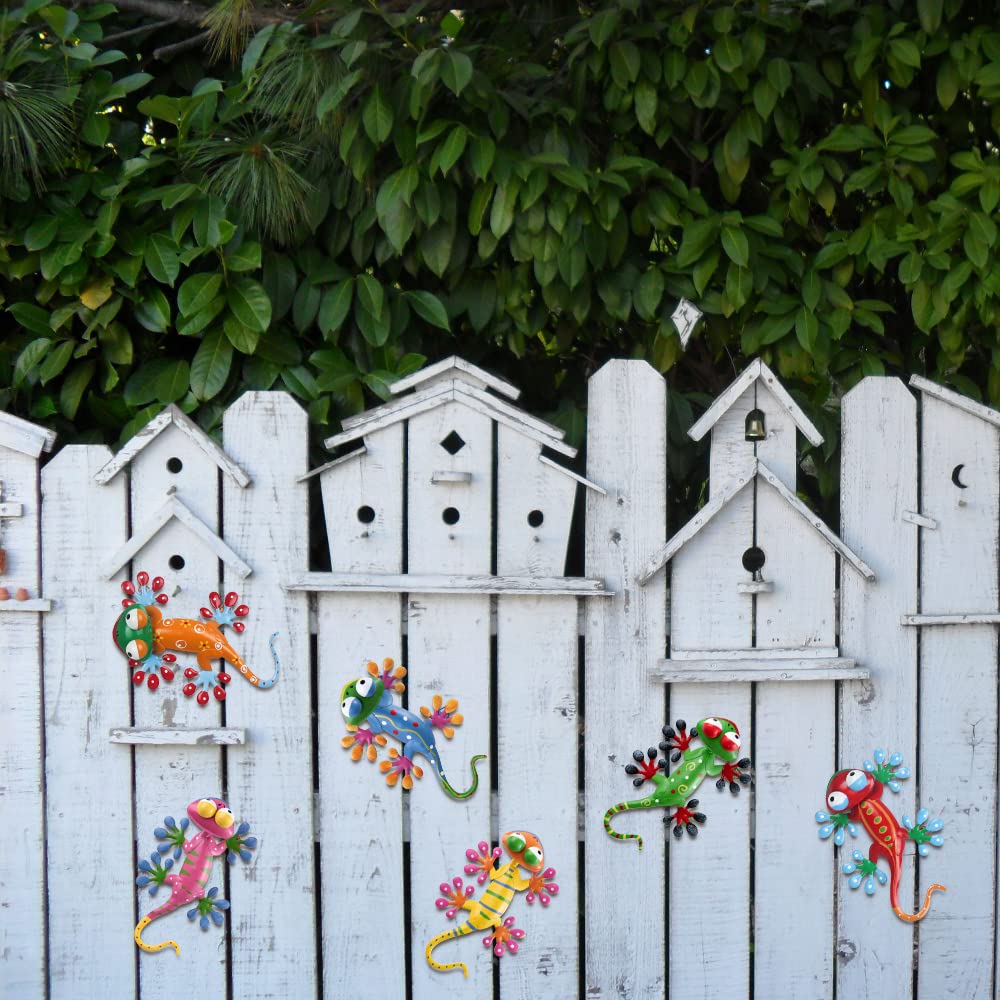 Hogardeck gecko wall art shows 3D bobble head detail on the fence