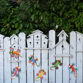 Hogardeck gecko wall art shows 3D bobble head detail on the fence