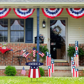 hogardeck yard display porch stake creates inviting patriotic scenes.