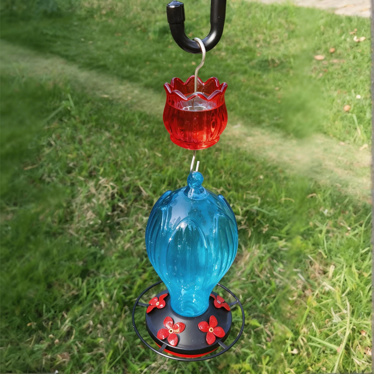 HOLAHOMA easy-to-hang design makes mounting on feeders quick and secure.