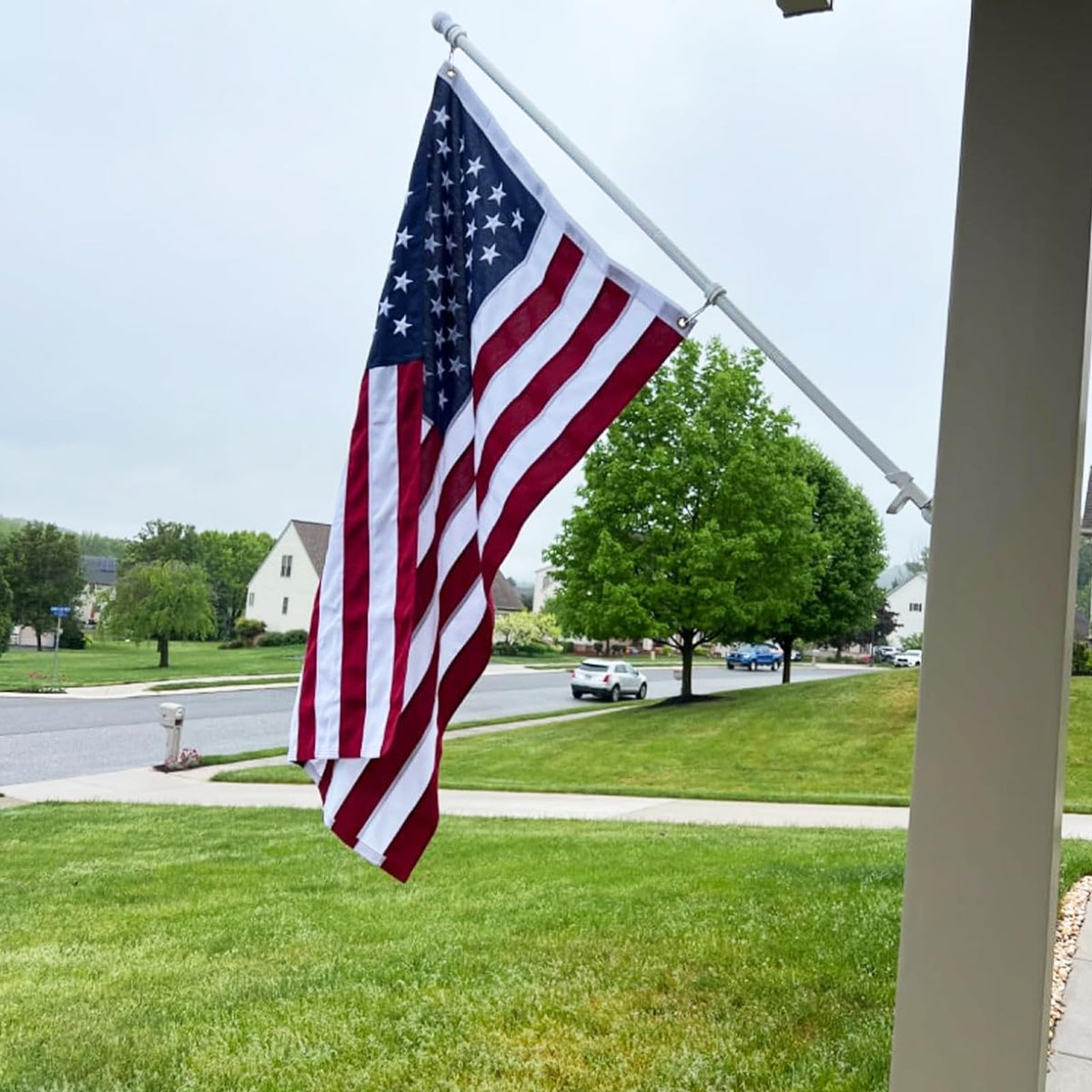 Homissor brass grommets on flag for easy outdoor mounting.