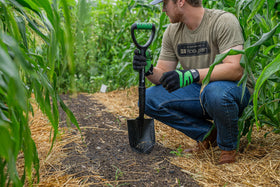 Hooyman mini digging shovel leverage design supports efficient yard tasks.