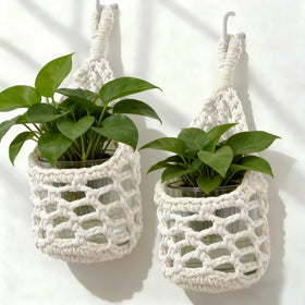 HOREAKHJ macrame wall hanger in ivory holding a 4-inch pot for stylish interiors