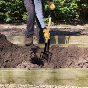 HORIJUNKE multi-use digging fork handles soil, mulch, compost, and potatoes.