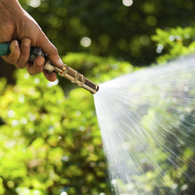 Hourleey ergonomic brass nozzle offers comfortable grip during long tasks.