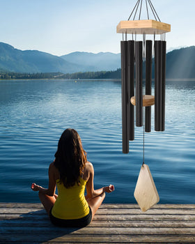 Howarmer pentatonic-tuned tubes create soothing, harmonious wind melodies.