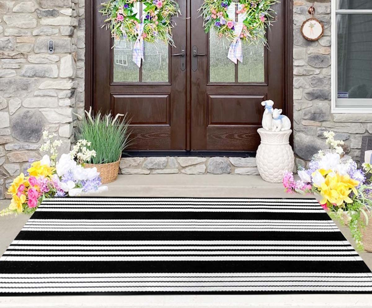 HOXCIK indoor-outdoor rug suits porches, foyers, and living spaces