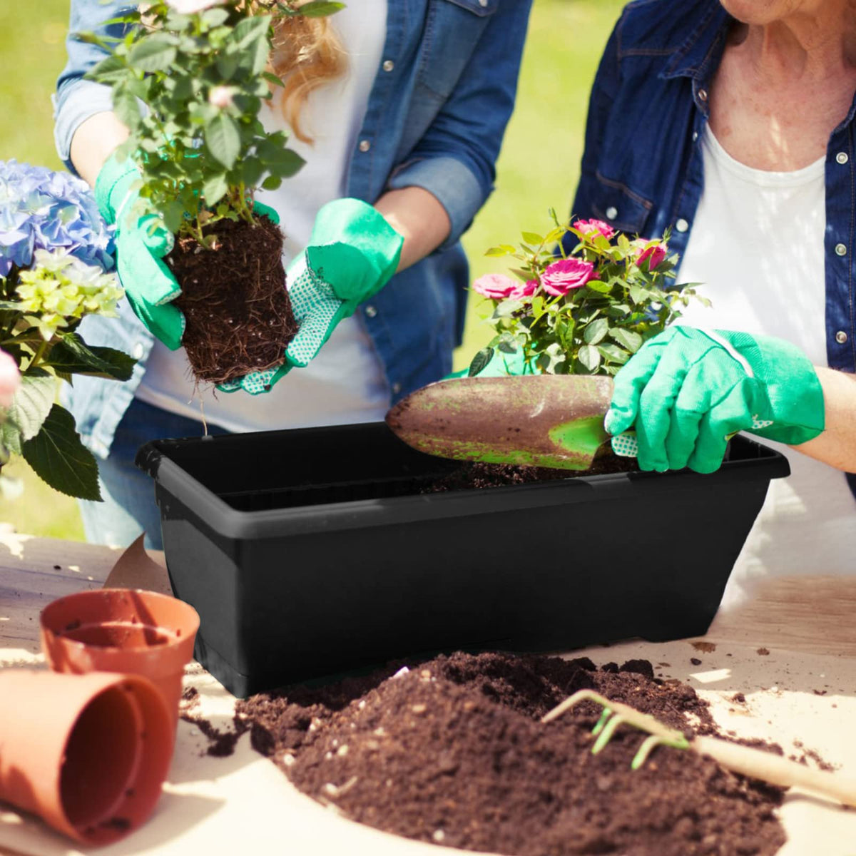 HOXHA includes plant labels and mini tools for organized planting.