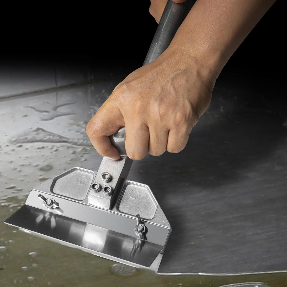 HUOYANSHE flat top scraper with ergonomic handle in use on grill
