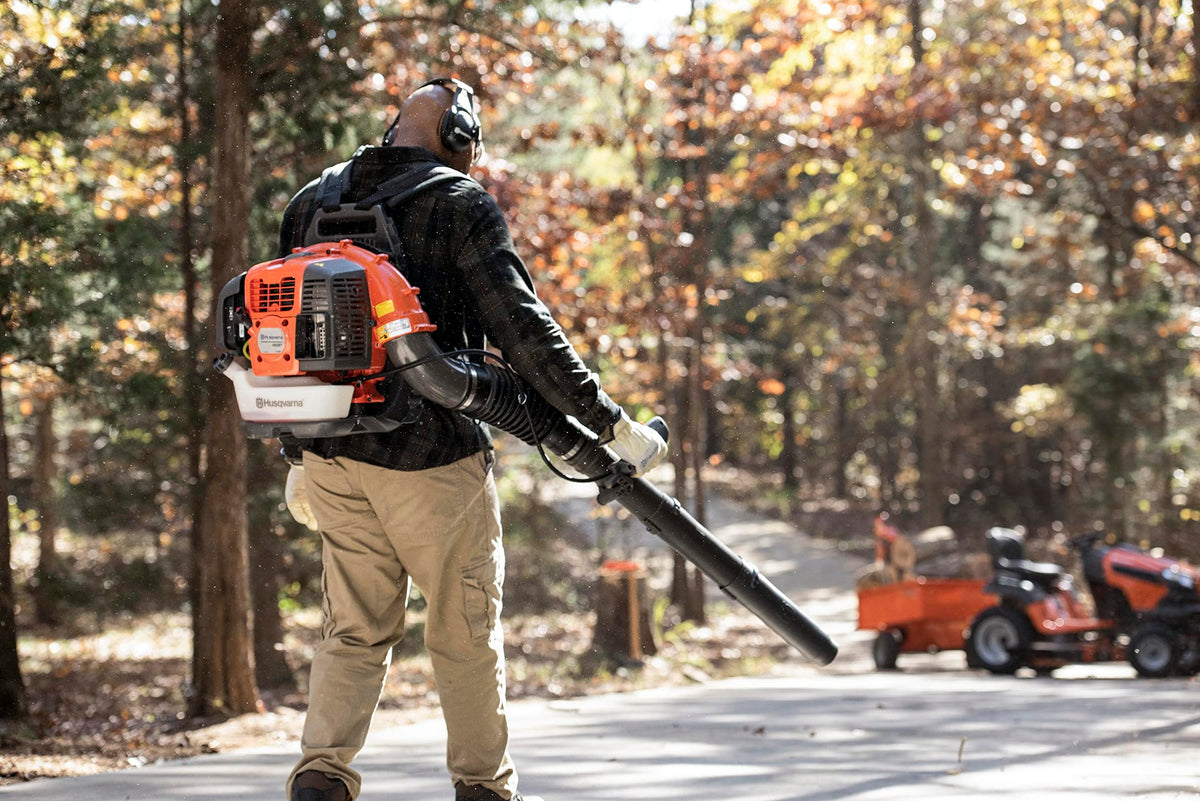 Husqvarna 360BT clearing wet leaves efficiently