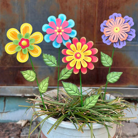 HUTHDAK metal flowers sway gently, creating dynamic focal points in any lawn