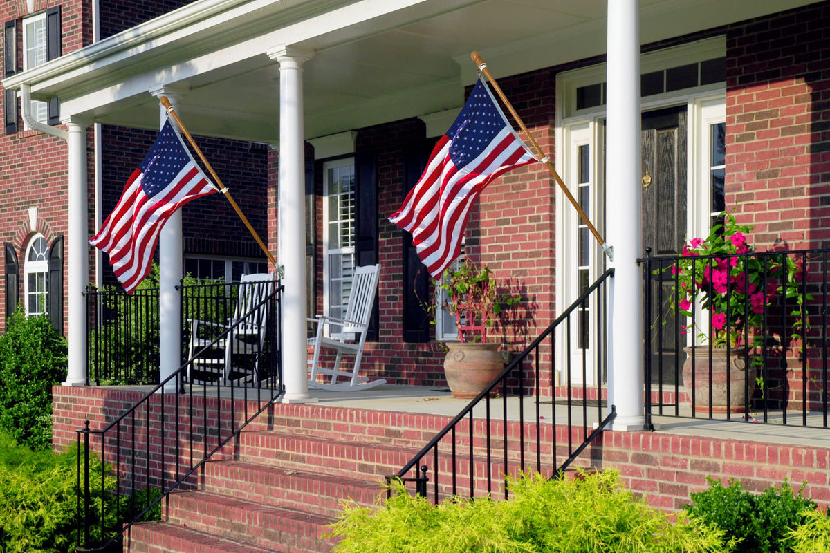 ILOT flag pole with tangle-free design keeps flags unfurled during windy days.
