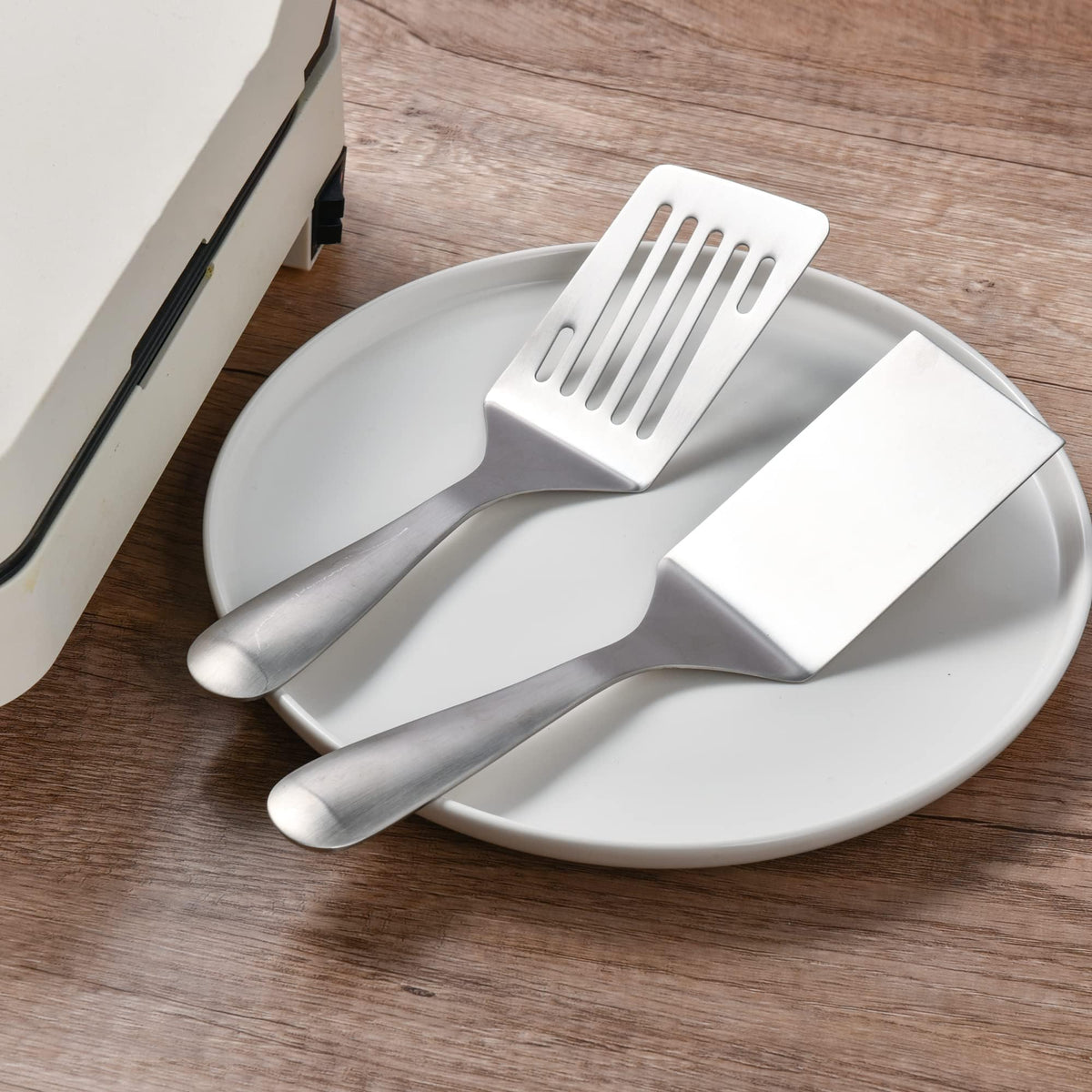 IMEEA small-pan flipping spatula fits tight spaces.