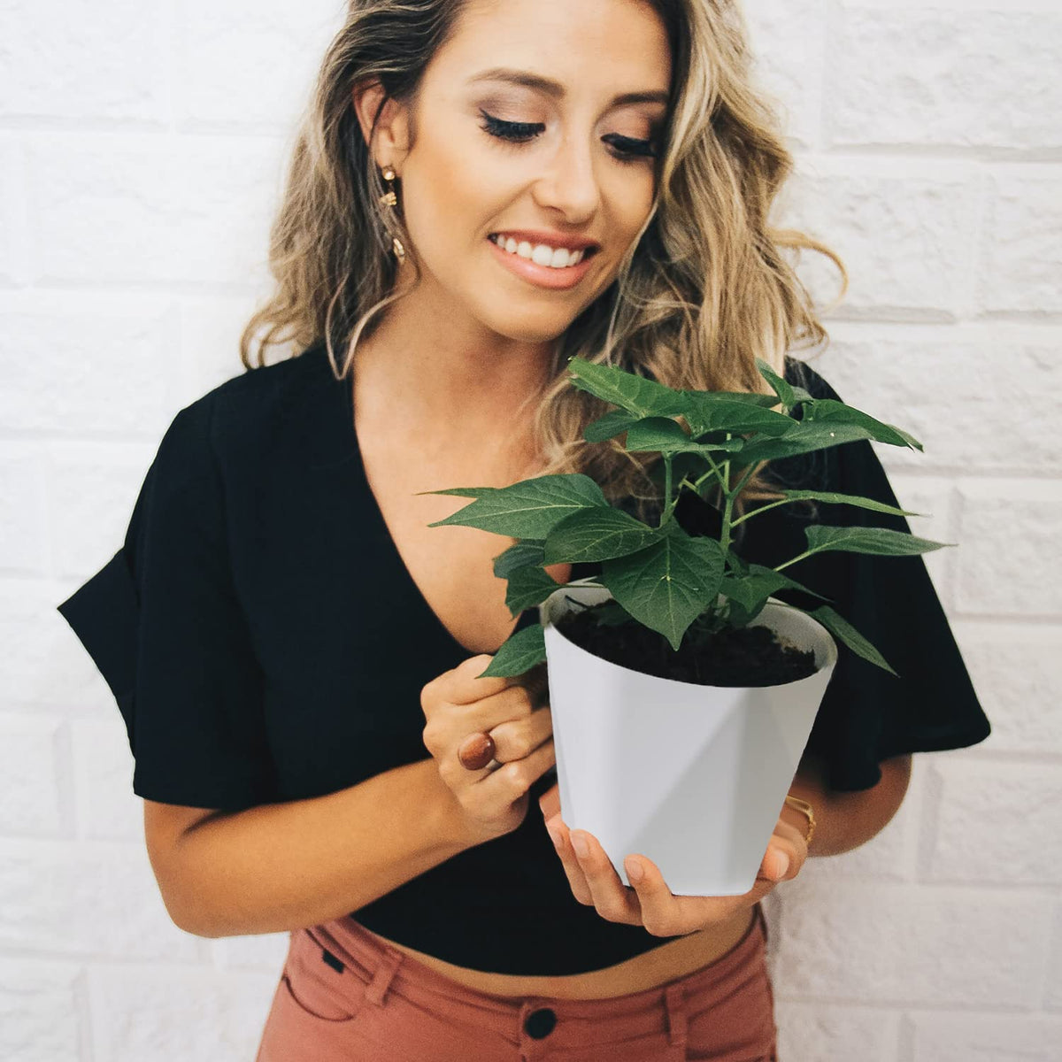 InmeRun 5-inch pot features smooth edges and a stable flat base.