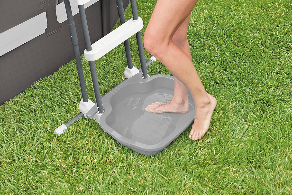 Intex 29080E foot bath gray in use demonstrates safe, splash-free rinsing on a ladder.
