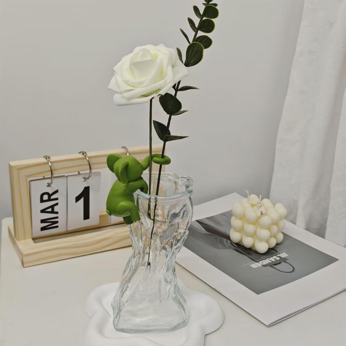 IVTLIF VVV elephant plant holder in light green keeps small stems upright for propagation.