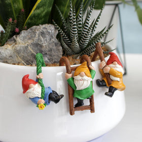 JARPSIRY gnome with rope brings playful texture to fence decor.