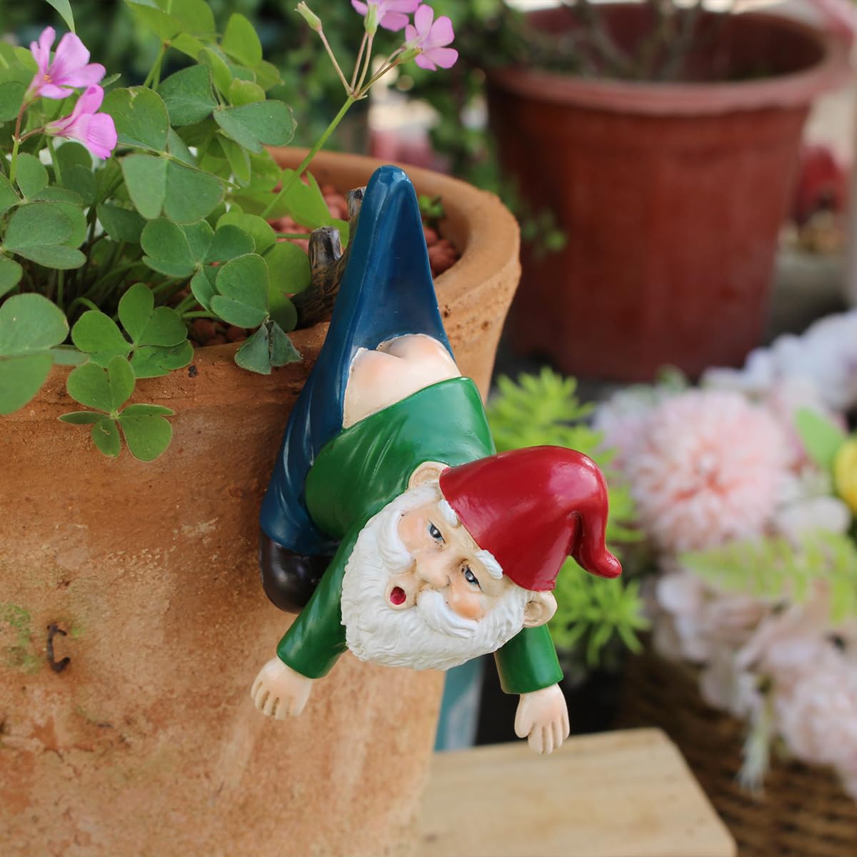 JARPSIRY plant-pot hugger gnome fits rim edges securely.