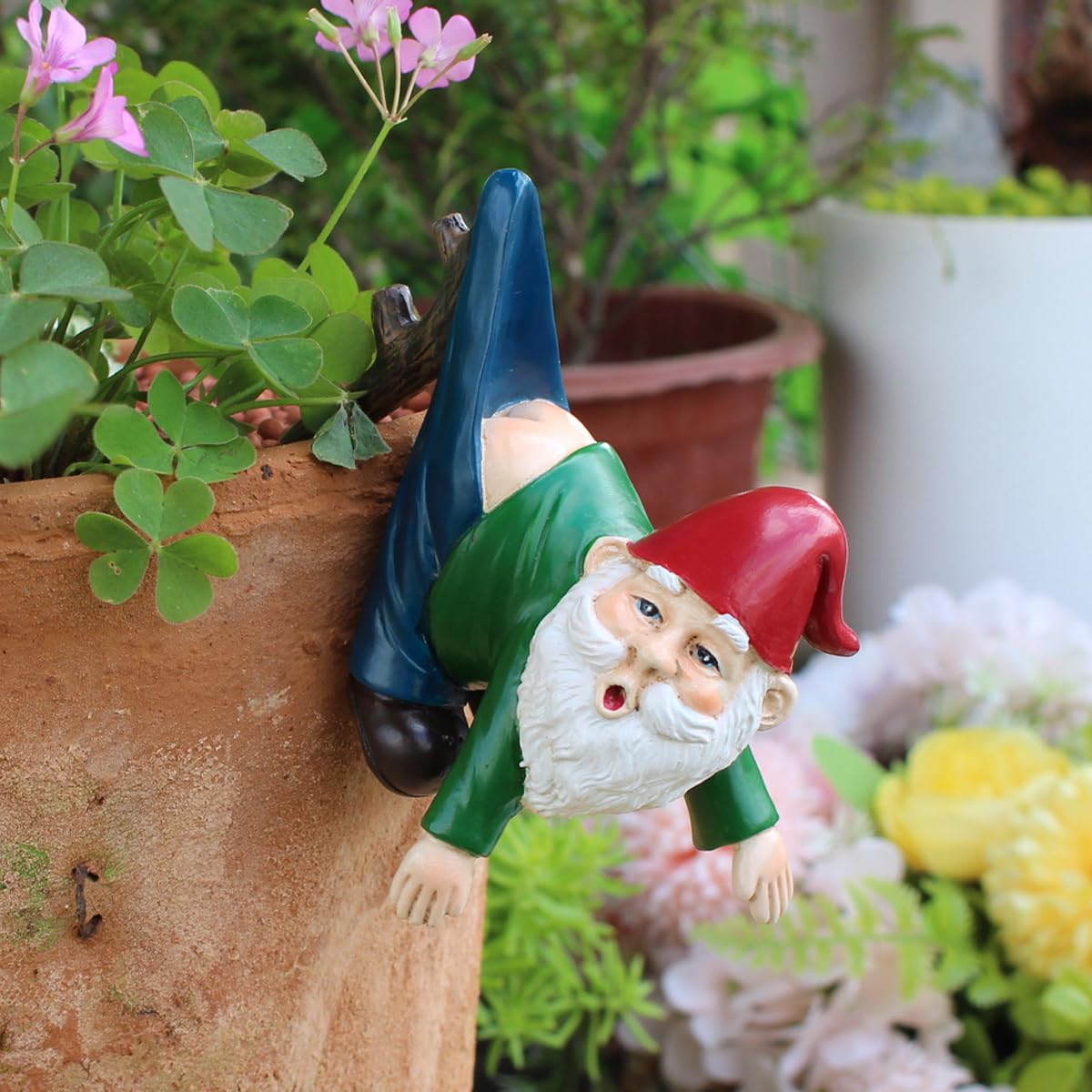 JARPSIRY resin garden gnome decor brightens patios and gardens.