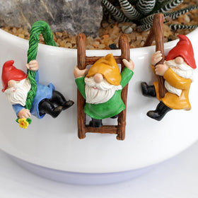 JARPSIRY resin gnome shows realistic textures for lively garden accents.