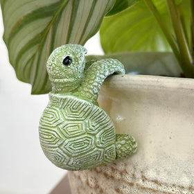 Jarpsiry resin hanging turtle statue enhances balconies as playful planters