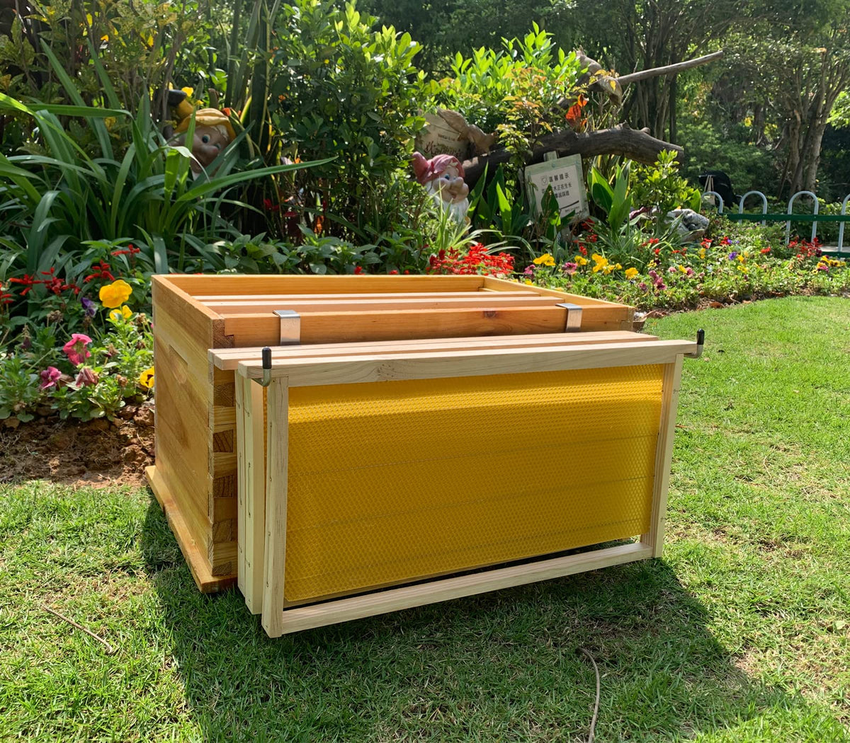 Jashem hive frames perch keeps frames steady near hives during work.