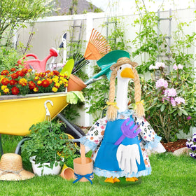 JcHrmers small shovel detail complements the gardening theme.