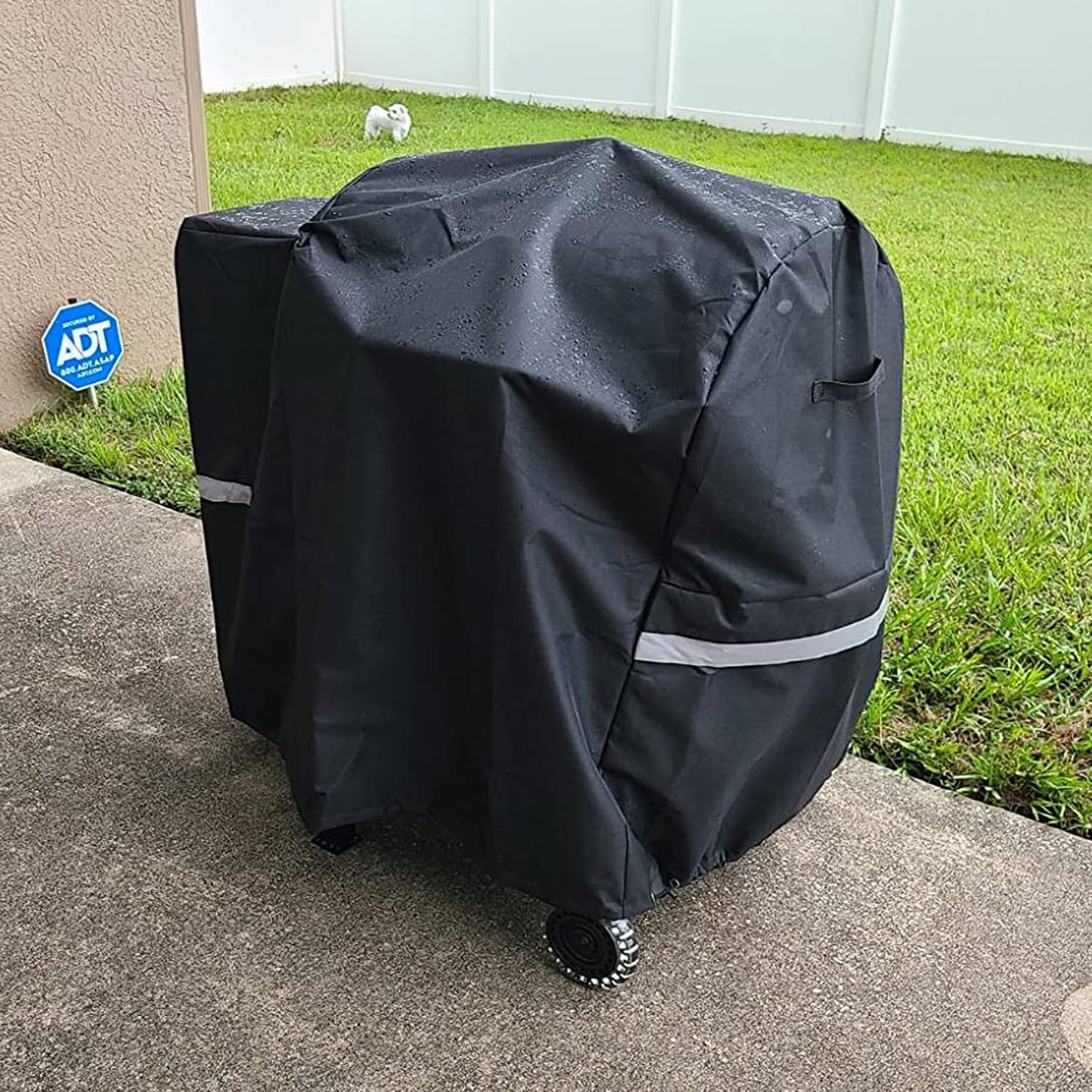 JCLMER 73700 cover protects grills year-round from dirt and weather.