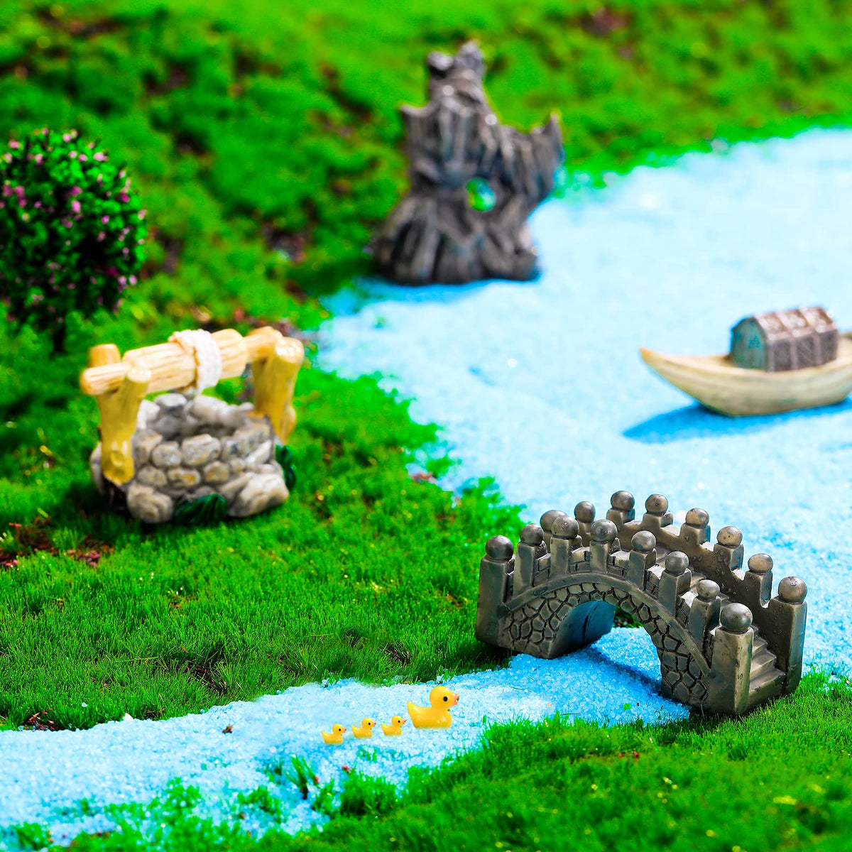 Jetec mini mountain brings natural texture and visual depth to displays.