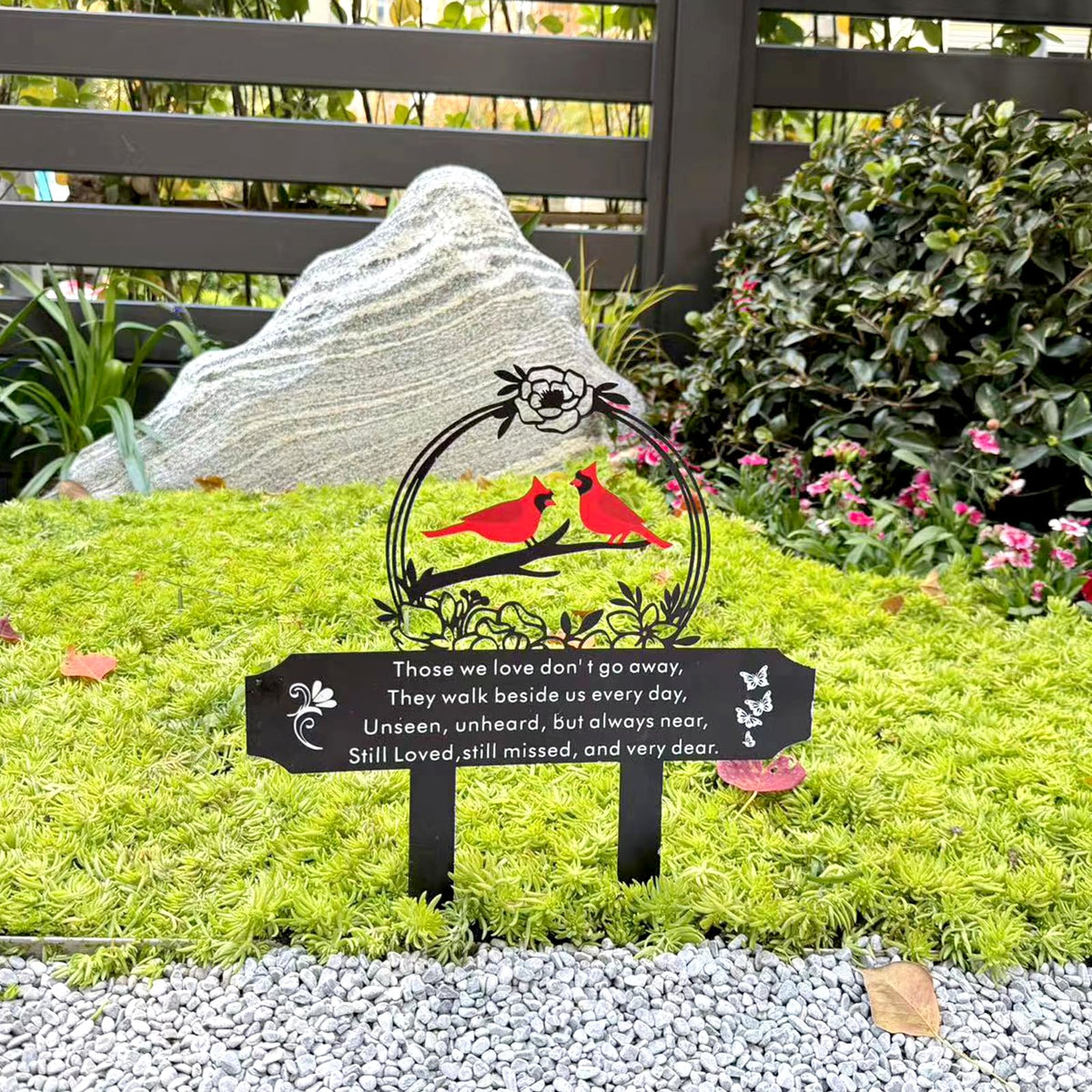 Jiasku Cardinals Memorial Stake features mom inscription for personal remembrance.