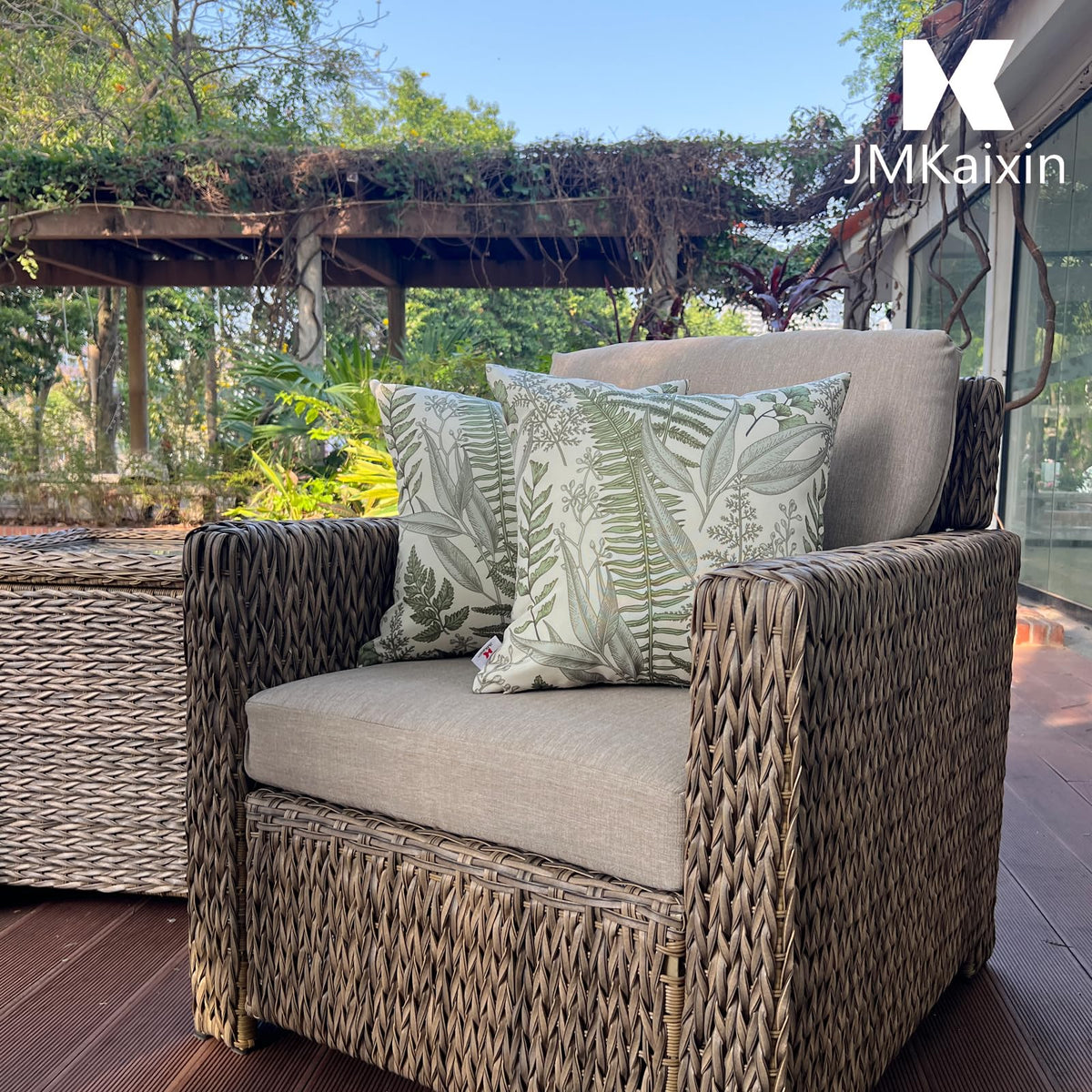 JMKaixin colorfast fabric maintains vibrant hues under sun exposure.