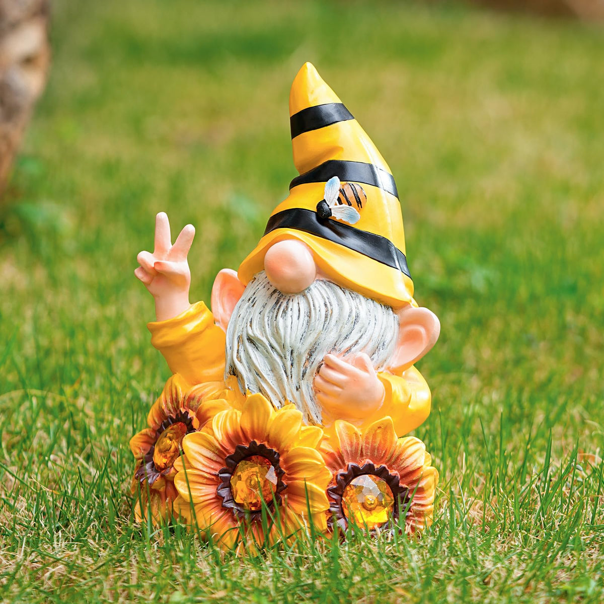 Joint Honglin hand-painted resin gnome shows detailed craftsmanship outdoors