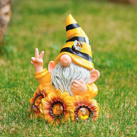 Joint Honglin hand-painted resin gnome shows detailed craftsmanship outdoors