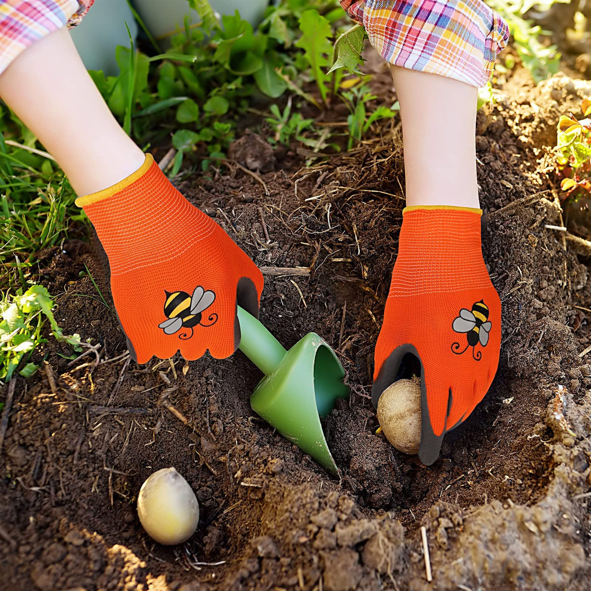 Joottuan gloves feature a cute bee pattern loved by kids